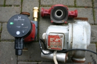 Pumpentausch Alte Krupp-Pumpe gegen Grundfos Alpha 2 Sparpumpe